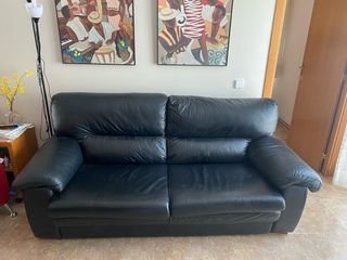 Sofa de tres plazas y dos sillones de piel