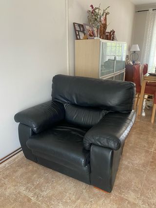 Sofa de tres plazas y dos sillones de piel