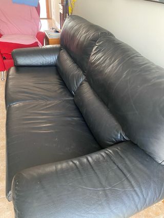Sofa de tres plazas y dos sillones de piel