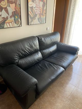 Sofa de tres plazas y dos sillones de piel