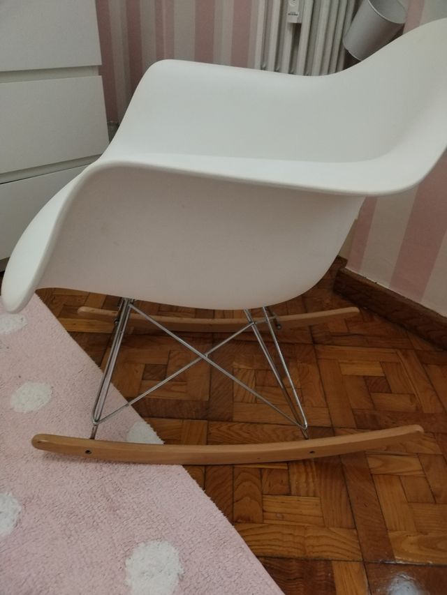 Silla mecedora blanca