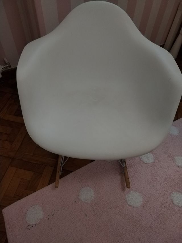 Silla mecedora blanca