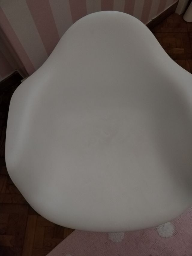 Silla mecedora blanca