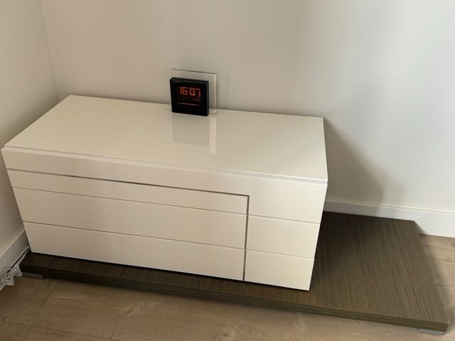 Conjunto de mesillas y cómoda