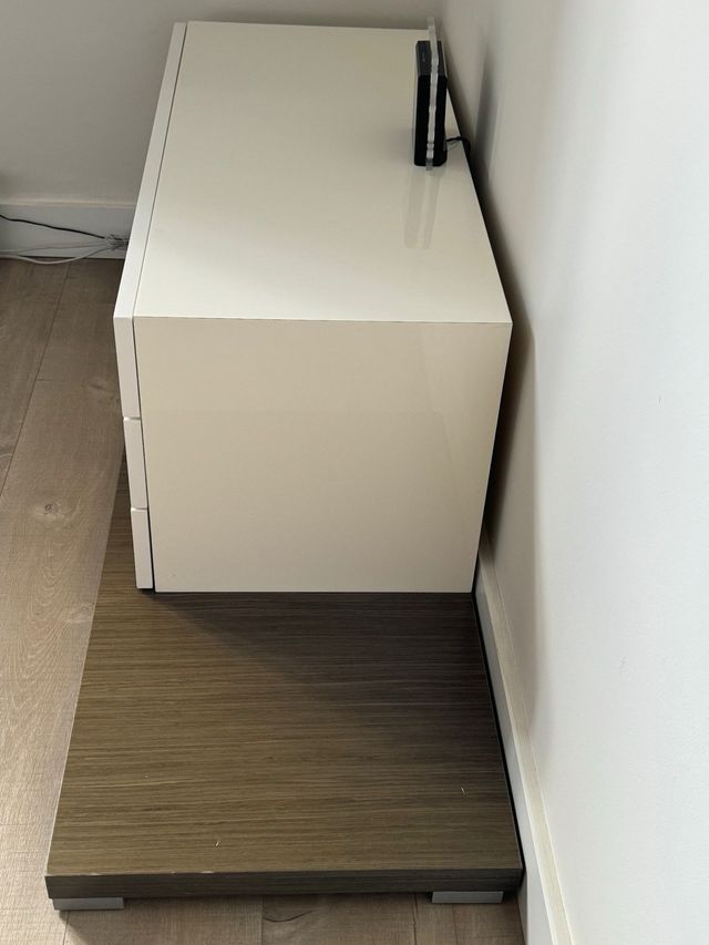 Conjunto de mesillas y cómoda