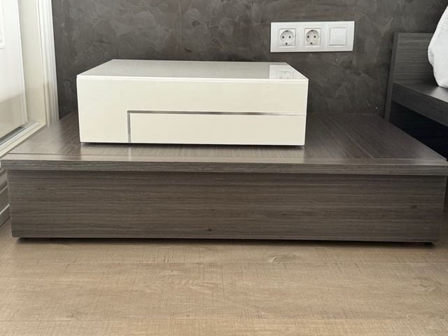 Conjunto de mesillas y cómoda