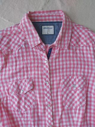 Camisa de cuadros rosa, de Stradivarius