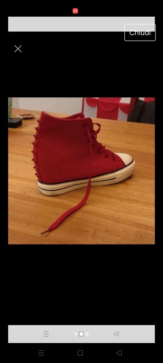 Scarpa rossa con borchie