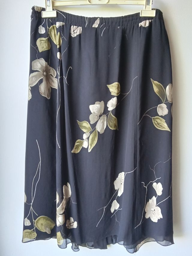 Gonna nera con fiori verdi e perline.