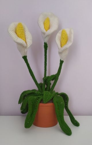 Maceta calas de crochet