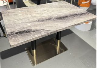 Mesa elegante para comedor o restaurante