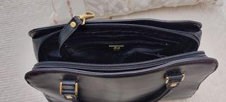 Bolso de mano negro de cuero