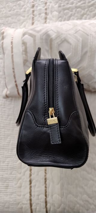 Bolso de mano negro de cuero