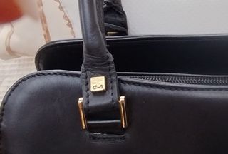 Bolso de mano negro de cuero