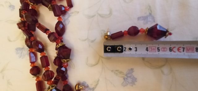 Collar y pendientes color rojo-granate.