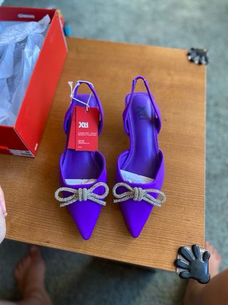 Sandalia violeta tacón bajo