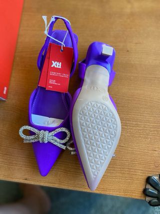 Sandalia violeta tacón bajo