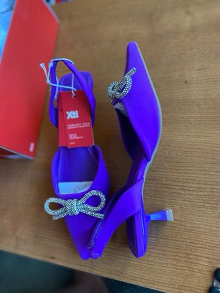 Sandalia violeta tacón bajo