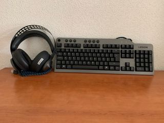 Teclado y cascos ordenador gaming