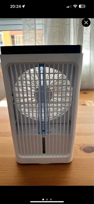 Ventilador sobre mesa y humidificador frio