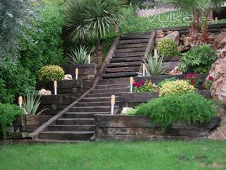 Diseño de Jardineras y Escaleras para Jardines