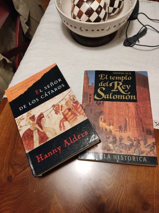 Dos libros de novela histórica