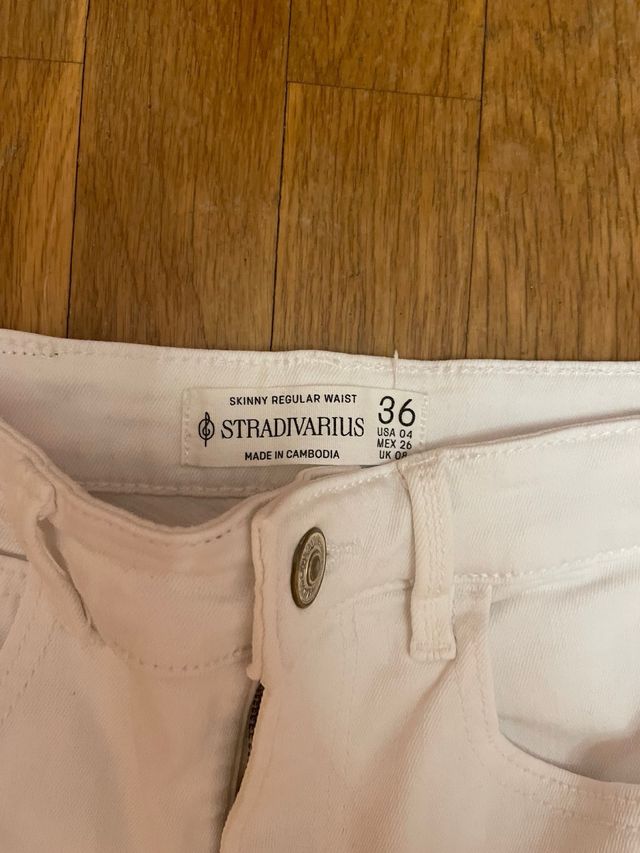 Pantalones blancos pitillos