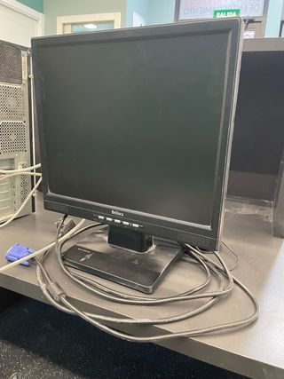 Ordenador de sobremesa + pantalla + teclado