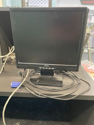 Ordenador de sobremesa + pantalla + teclado