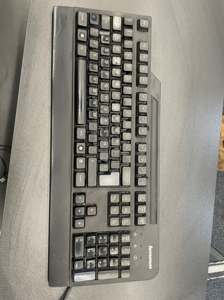 Ordenador de sobremesa + pantalla + teclado