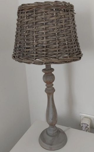 Lámpara sobremesa madera y mimbre Shabby Chic 55cm