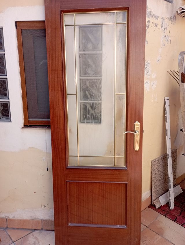 Puerta de interior decorada