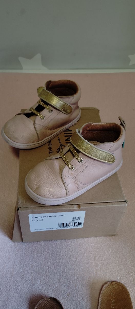 Bota respetuosa niña Minishuu