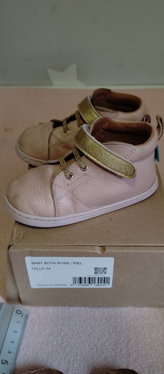 Bota respetuosa niña Minishuu