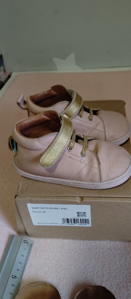 Bota respetuosa niña Minishuu