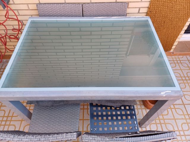 Mesa de cristal + 4 sillas  120x88