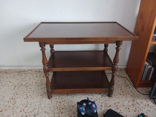 Mesita madera antigua televisor