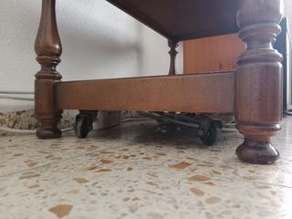 Mesita madera antigua televisor