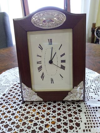 Reloj de mesa con detalles de plata