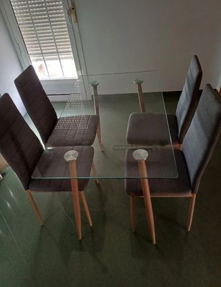 Mesa de cristal y 4 sillas