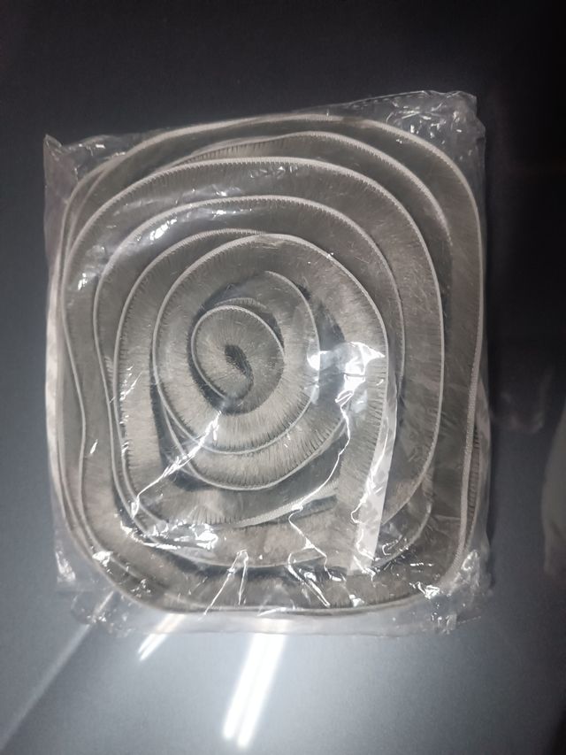 Junta de cepillo adhesiva