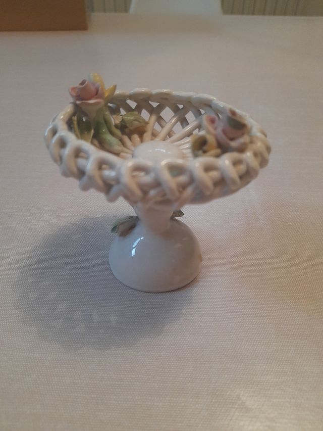 Pezzo di decoro in ceramica