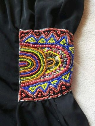 Mono largo negro, de Zara