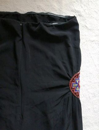 Mono largo negro, de Zara