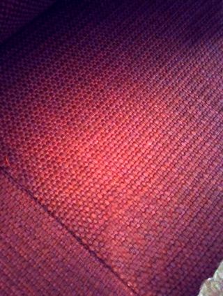 Sofá exclusivo de arpillera de seda burdeos