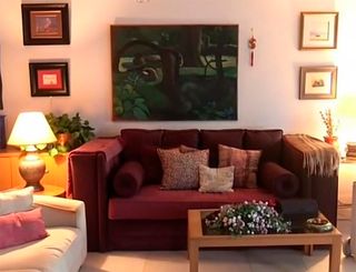 Sofá exclusivo de arpillera de seda burdeos