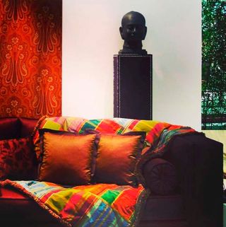 Sofá exclusivo de arpillera de seda burdeos