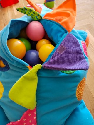 Dragón peluche almacenaje de bolas