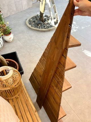 estantería de madera con forma de árbol