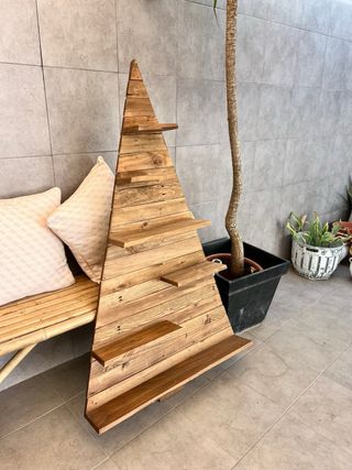 estantería de madera con forma de árbol